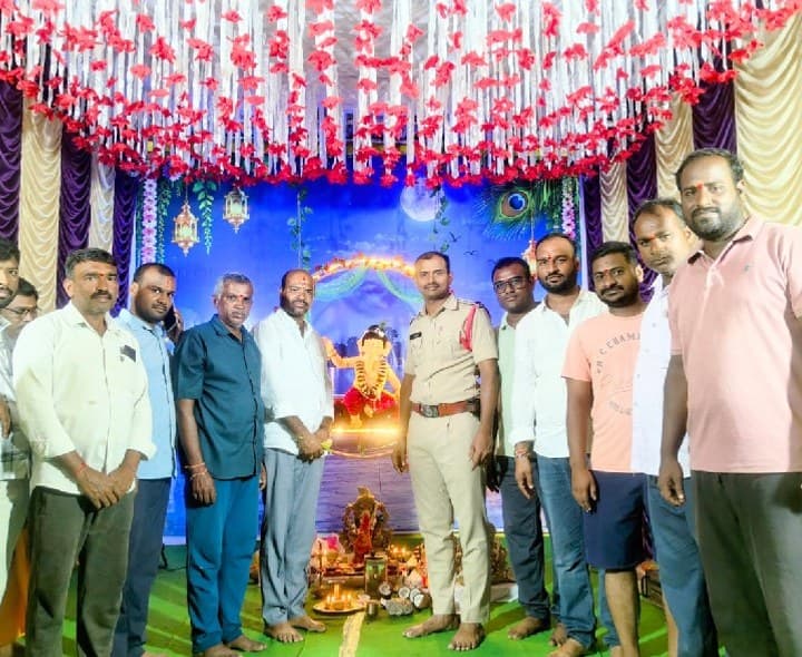 మన్నెగూడెం వినాయక మండపాల నిర్వాహకులతో ఎస్సై శ్రీధర్ రెడ్డి సమీక్ష - Udayam