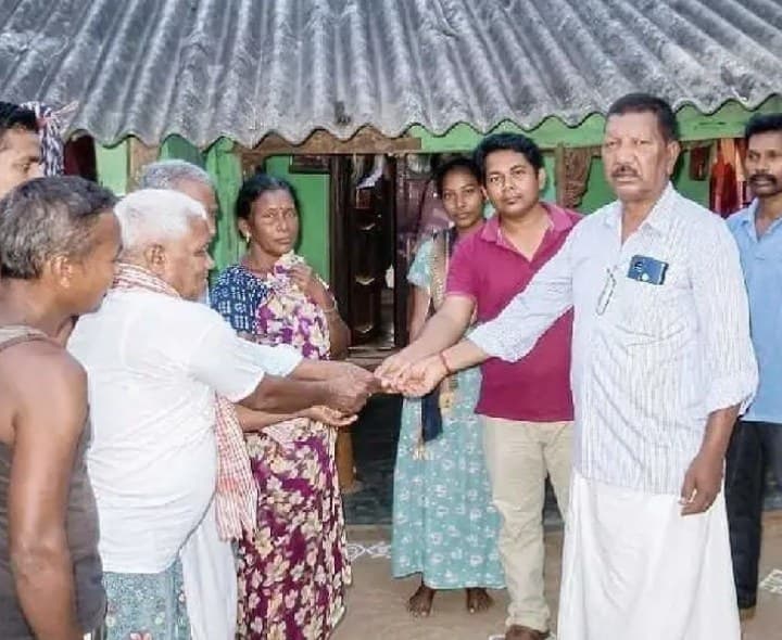 గ్రామమంతా ఒక్కటై కుటుంబానికి అండగా నిలిచారు