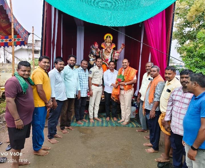 గణేష్ విగ్రహ నిర్వాహకులకు సూచనలు అందించిన సీఐ - Udayam