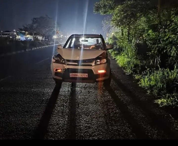 రెండు కార్లు ఢీ.. సీడీపీవోకు గాయాలు - Udayam