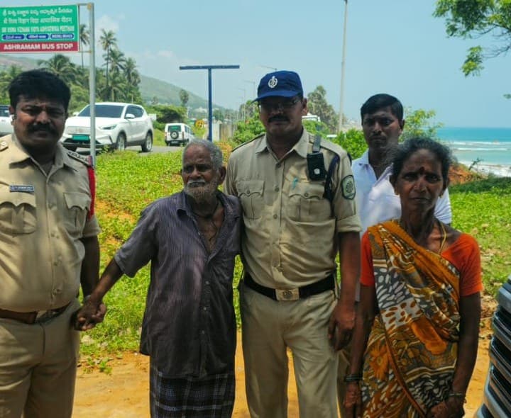 వృద్ధుడిని రక్షించిన భీమిలి పోలీసులు - Udayam