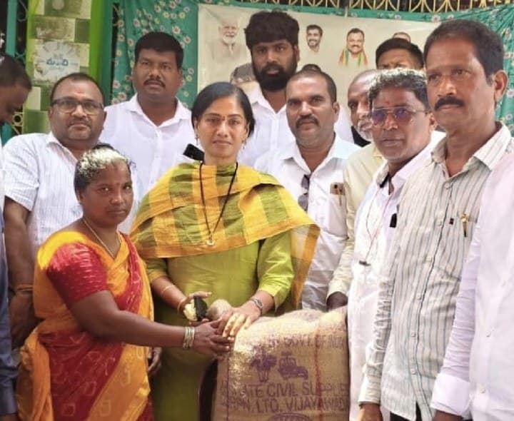మత్స్యకార కుటుంబాలకు ఉచిత బియ్యం పంపిణీ - Udayam