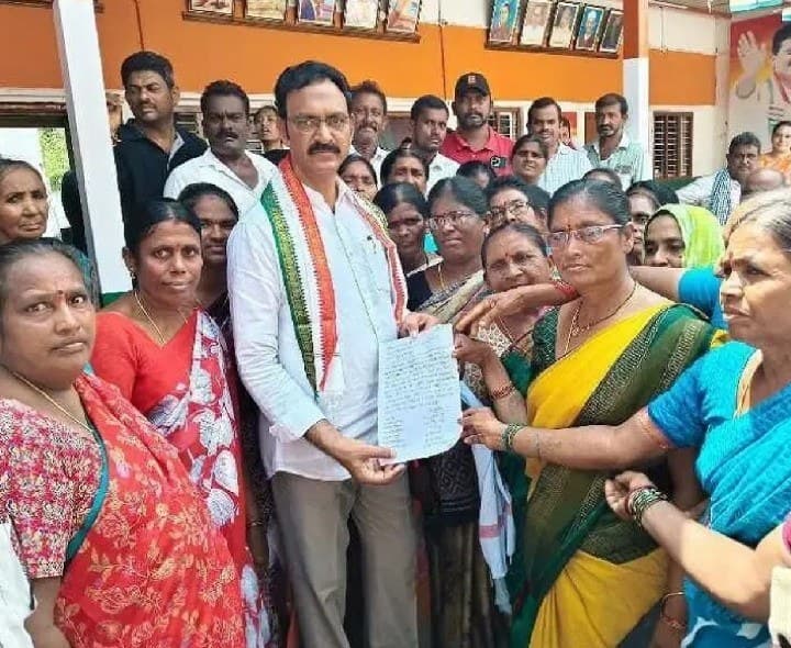 డ్వాక్రా భవన స్థలం మార్చాలని వినతి - Udayam