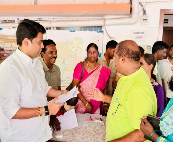 కాలనీలో సమస్యలు పరిష్కరించాలని వినతి - Udayam