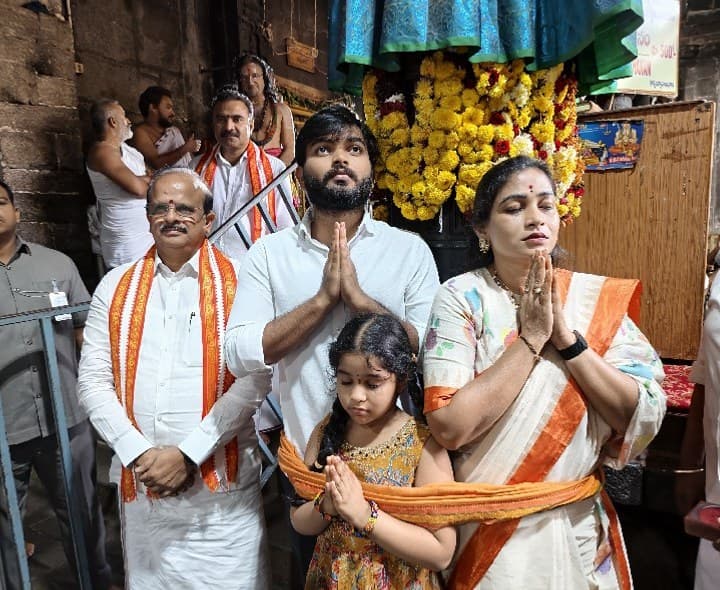 కుటుంబ సమేతంగా సింహాచలం అప్పన్న స్వామిని దర్శించుకున్న హోంమంత్రి అనిత - Udayam