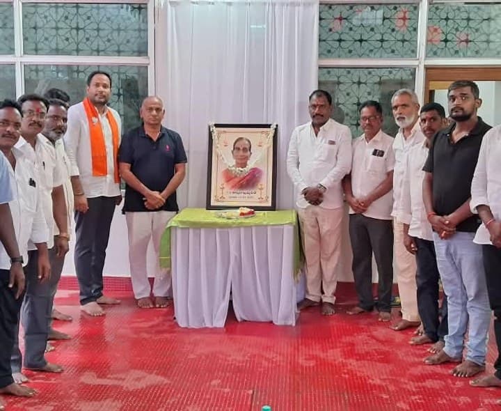 రఘు కుటుంబాన్ని పరామర్శించిన బీజేపీ నేతలు - Udayam
