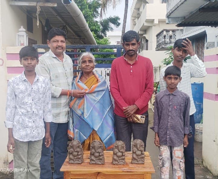 తొమ్మిదేళ్లుగా ఉచితంగా మట్టి గణపతుల పంపిణీ - Udayam