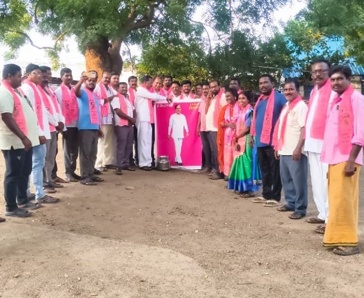 గొల్లపల్లిలో బీఆర్ఎస్ ఆధ్వర్యంలో పాలాభిషేకం - Udayam