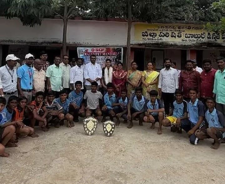 విద్యార్థులు చదువుతోపాటు క్రీడలలో రాణించాలి - Udayam