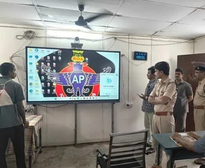 ఆధునిక సాంకేతికతపై పట్టు సాధించాలి: ఎస్పీ - Udayam