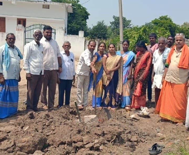 10 లక్షల రూపాయల నిధులతో డ్వాక్రా భవన నిర్మాణం - Udayam