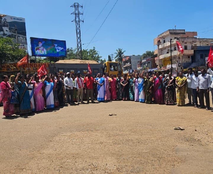 వికారాబాద్ NTR చౌరస్తాలో అంగన్వాడీ కార్యకర్తల నిరసన - Udayam