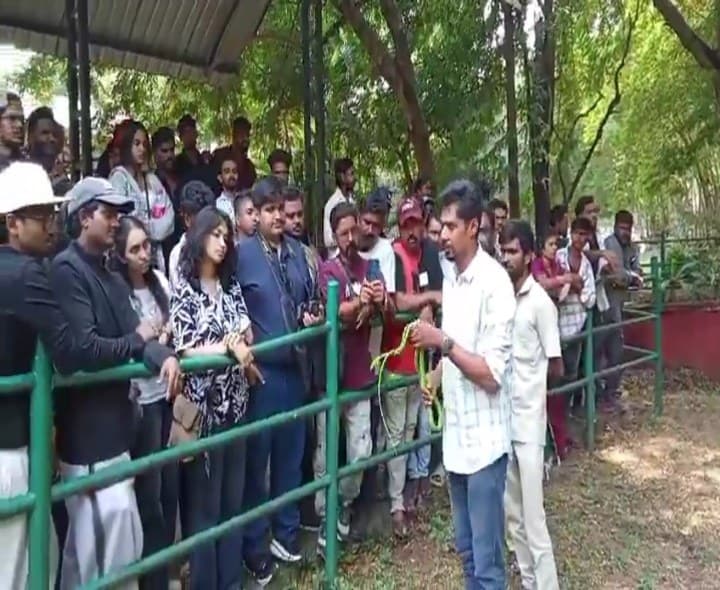 నెహ్రూ జూపార్క్లో పాముల అవగాహన సదస్సు - Udayam