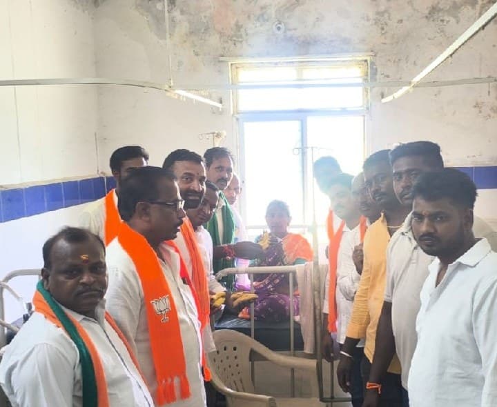 మోదీ జన్మదినం సందర్భంగా పండ్ల పంపిణీ - Udayam