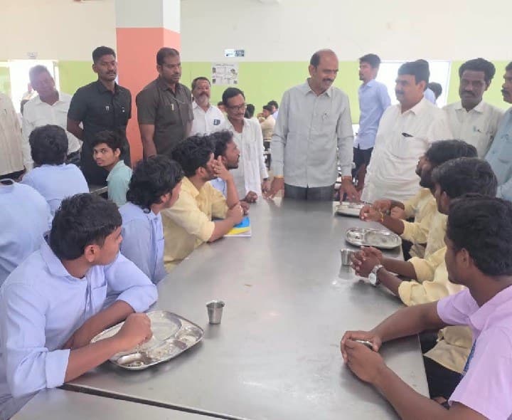 యూనివర్సిటీ విద్యార్థులతో ఎంపీ బ్రేక్ ఫాస్ట్ మీటింగ్ - Udayam