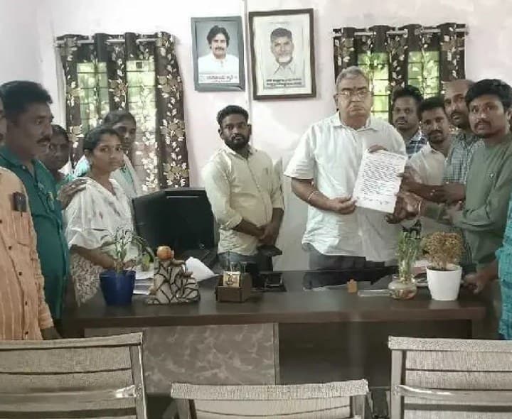 ఫీల్డ్ అసిస్టెంట్ల సమస్యలు పరిష్కరించాలని వినతి - Udayam