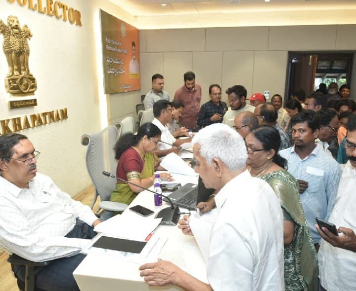 కలెక్టరేట్ పీజీఆర్ఎస్ కు 322 వినతులు - Udayam