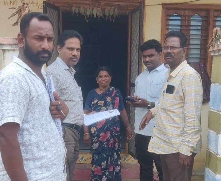ధర్పల్లిలో చేయూత పెన్షన్ దరఖాస్తుదారుల ఫిజికల్ వెరిఫికేషన్ - Udayam