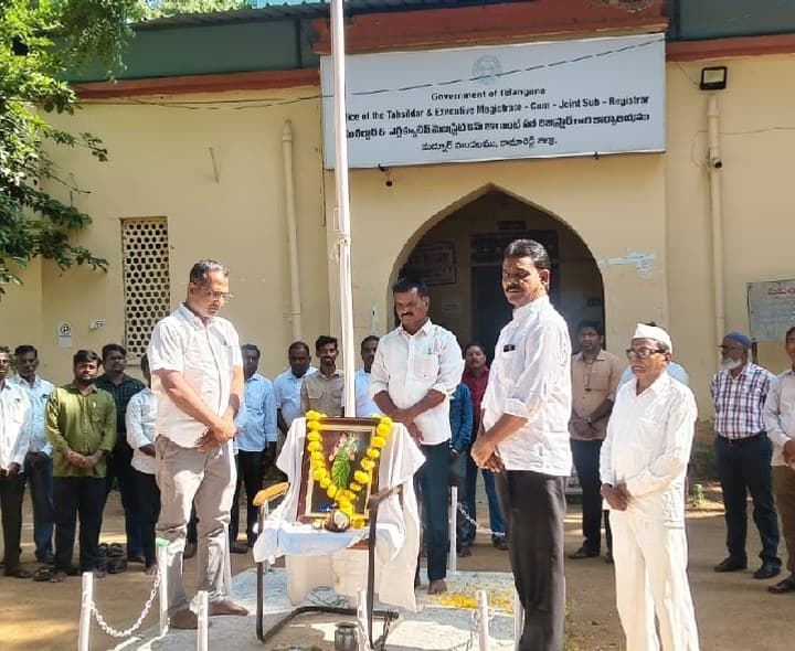 జాతీయ జెండాను ఎగరేసిన తాసిల్దార్ - Udayam