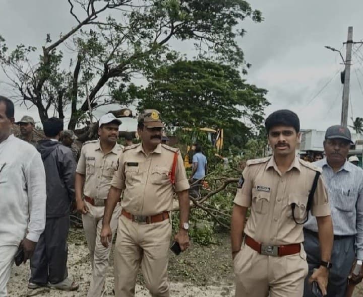 రహదారిపై అడ్డంకుల తొలగింపు - Udayam