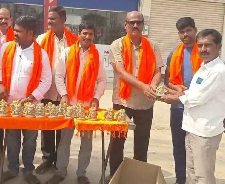 కల్వకుర్తి లో మట్టి వినాయకుల పంపిణీ - Udayam