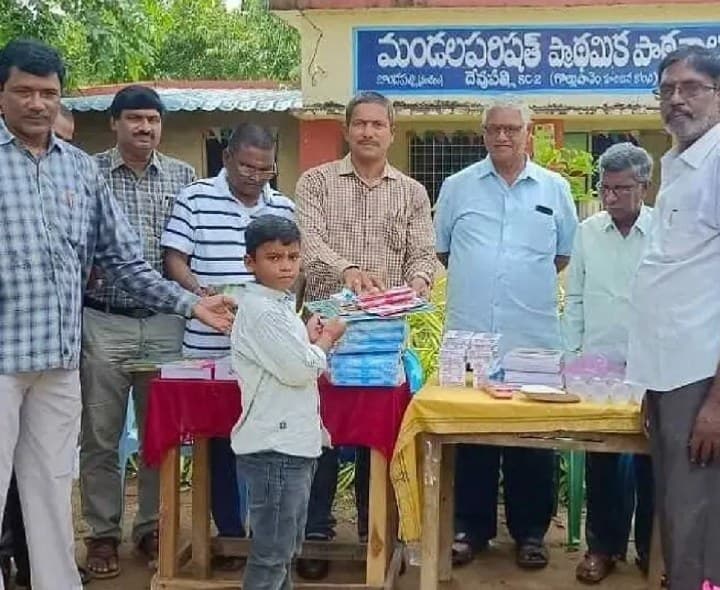 విద్యార్థులకు విద్యా సామాగ్రి అందించిన రెవెన్యూ శాఖ - Udayam