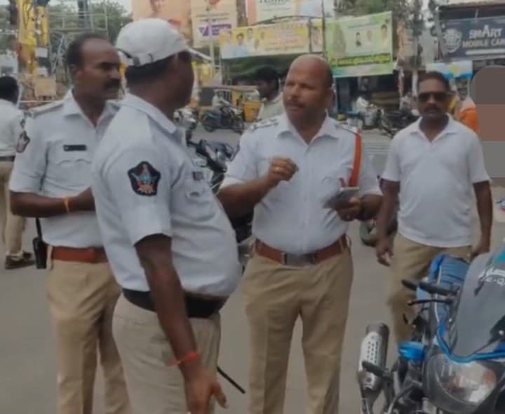 శ్రీకాకుళంలో వాహనాల తనిఖీలు - Udayam