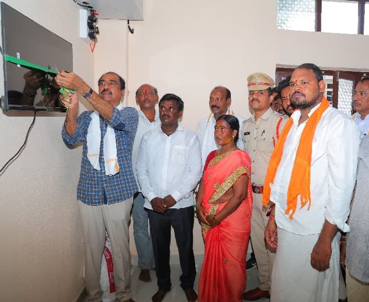 వంజరిపల్లిలో సీసీ కెమెరాల ప్రారంభం - Udayam