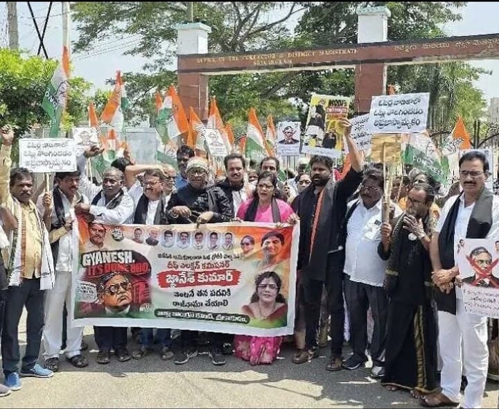 సర్ అవకతవకలపై కాంగ్రెస్ నిరసన - Udayam