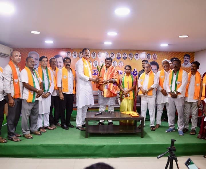 బిజెపి తీర్థం పుచ్చుకున్న కొవ్వాడ మాజీ ఎంపీపీ - Udayam