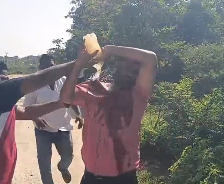 జిలేల్లలో భూమి కేటాయించాలని రైతు వినోద్ ఆత్మహత్యాయత్నం - Udayam