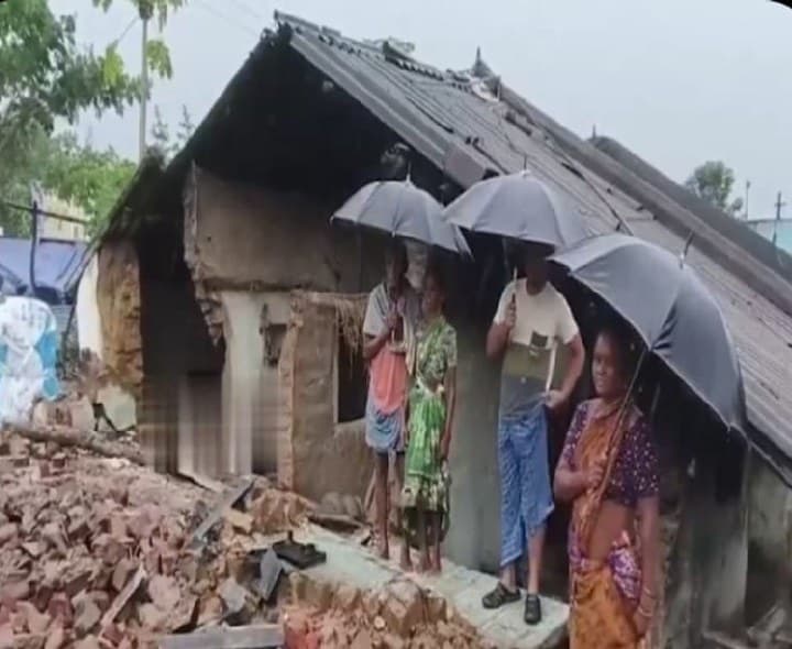భారీ వర్షాలు.. కూలిన ఇంటి మట్టి గోడ - Udayam