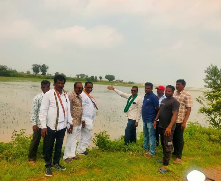 ముంపు ప్రాంతాలను పరిశీలించిన కాంగ్రెస్ నేతలు - Udayam