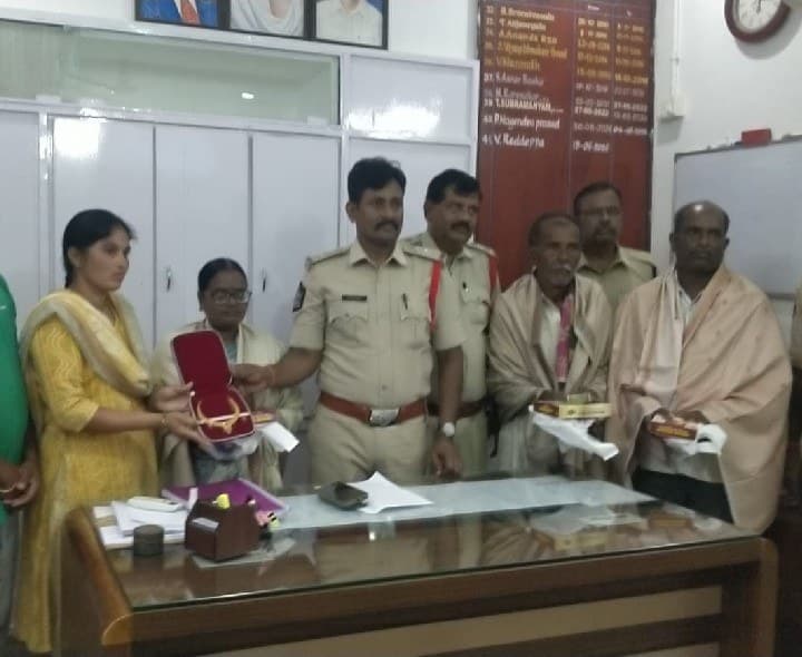 నిజాయితీ చాటుకున్న ఆటో డ్రైవర్ - Udayam