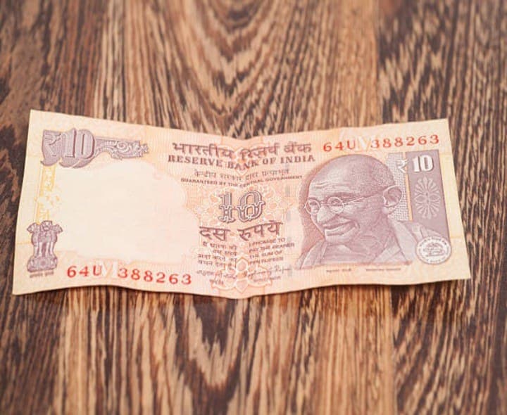 రూ.10 వివాదం.. హోటల్ యజమానిపై దాడి - Udayam