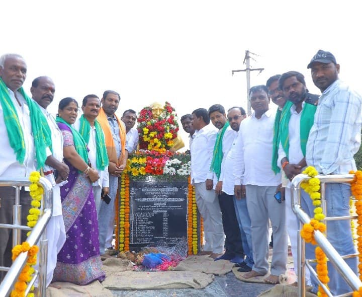 గాంధీ విగ్రహాన్ని ఆవిష్కరించిన ఎమ్మెల్యే అనిరుధ్ రెడ్డి - Udayam