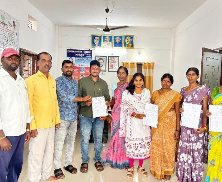 మైలారంలో ఇందిరమ్మ ఇండ్ల ప్రెసిడెంట్ పత్రాలు అందజేత - Udayam