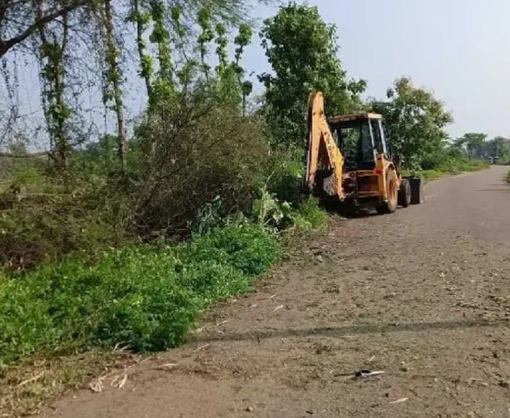 రోడ్డుపై చెట్టును తొలగించిన పోలీసులు - Udayam