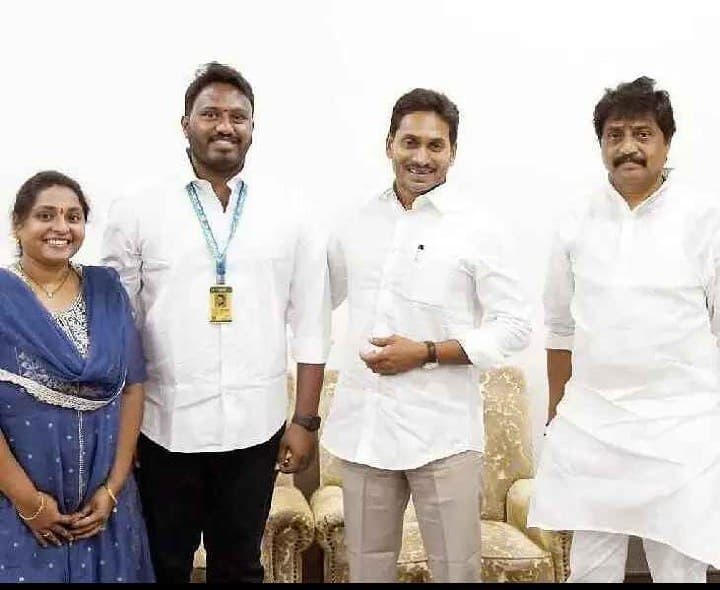 మాజీ సీఎం తో వైసీపీ జిల్లా అద్యక్షుడు భేటీ - Udayam