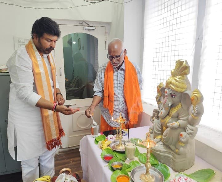 వినాయకుడికి ప్రత్యేక పూజలు చేసిన DCC అధ్యక్షుడు సంజీవ్ ముదిరాజ్ - Udayam