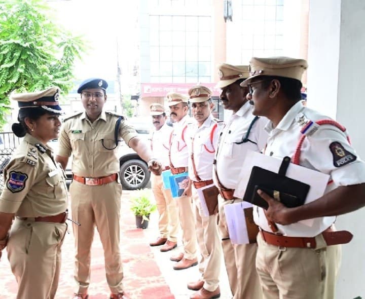 ట్రాఫిక్ ఏర్పాట్లపై సీపీ సుమతి సమీక్ష - Udayam