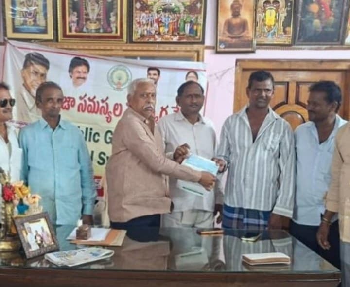 భాధితుడికి CMRF చెక్కు అందజేత - Udayam