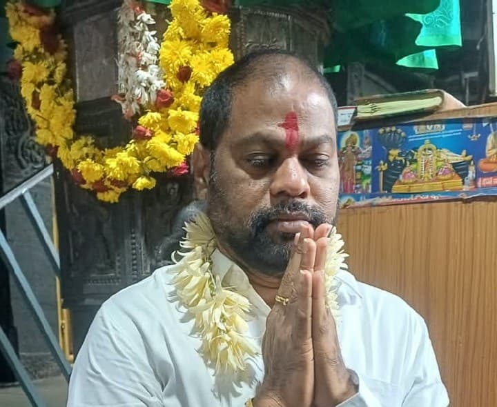 స్వర్ణకవచ అలంకరణలో సింహాద్రినాథుడు - Udayam