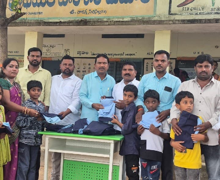 విద్యార్థులకు యూనిఫార్మ్స్ పంపిణీ - Udayam
