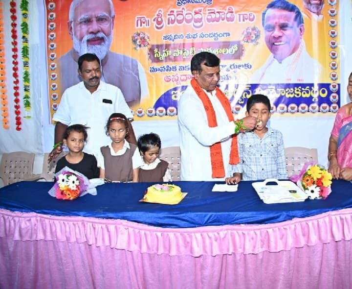 స్నేహ సొసైటీలో మోదీ జన్మదిన వేడుకలు - Udayam