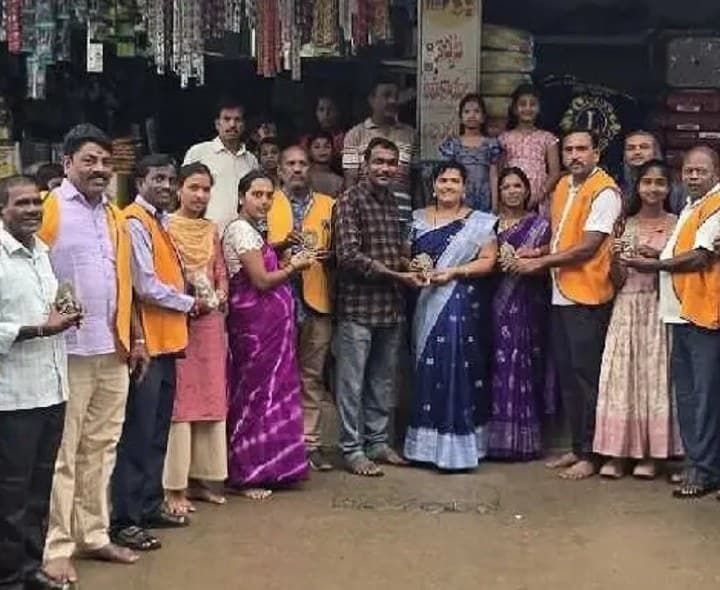 రాయికల్లో 130 మట్టి గణపతుల ఉచిత పంపిణీ - Udayam