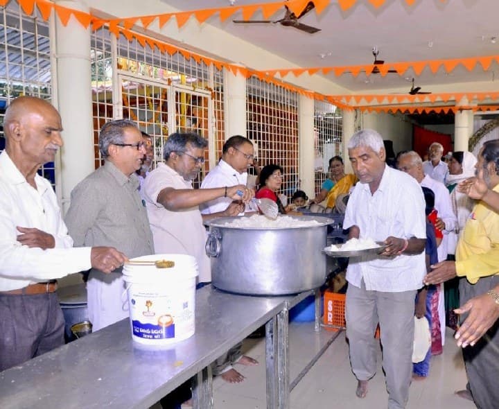 బాలాజీ ఆలయంలో భక్తులకు అన్నప్రసాదం - Udayam