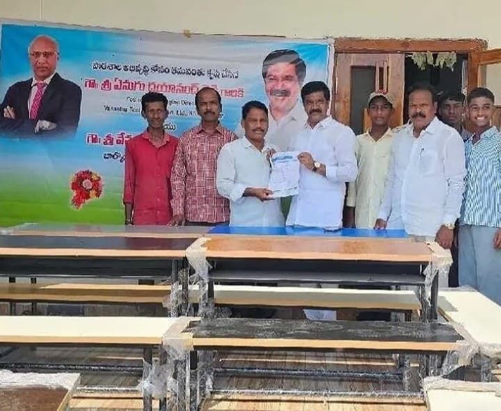 చేపూరు ప్రభుత్వ పాఠశాలకు భారీ సామాగ్రి విరాళం - Udayam