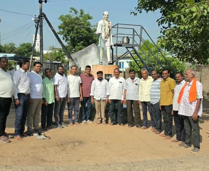 గాంధీజీ విగ్రహానికి పాలాభిషేకం - Udayam