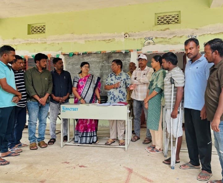 మైలారంలో ఎస్ఐఆర్ ఓటు హక్కు పునరుద్ధరణ పరిశీలన - Udayam